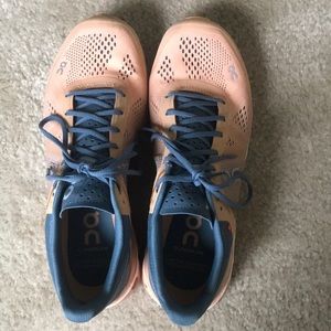 On cloud flow size 7 women’s running shoes